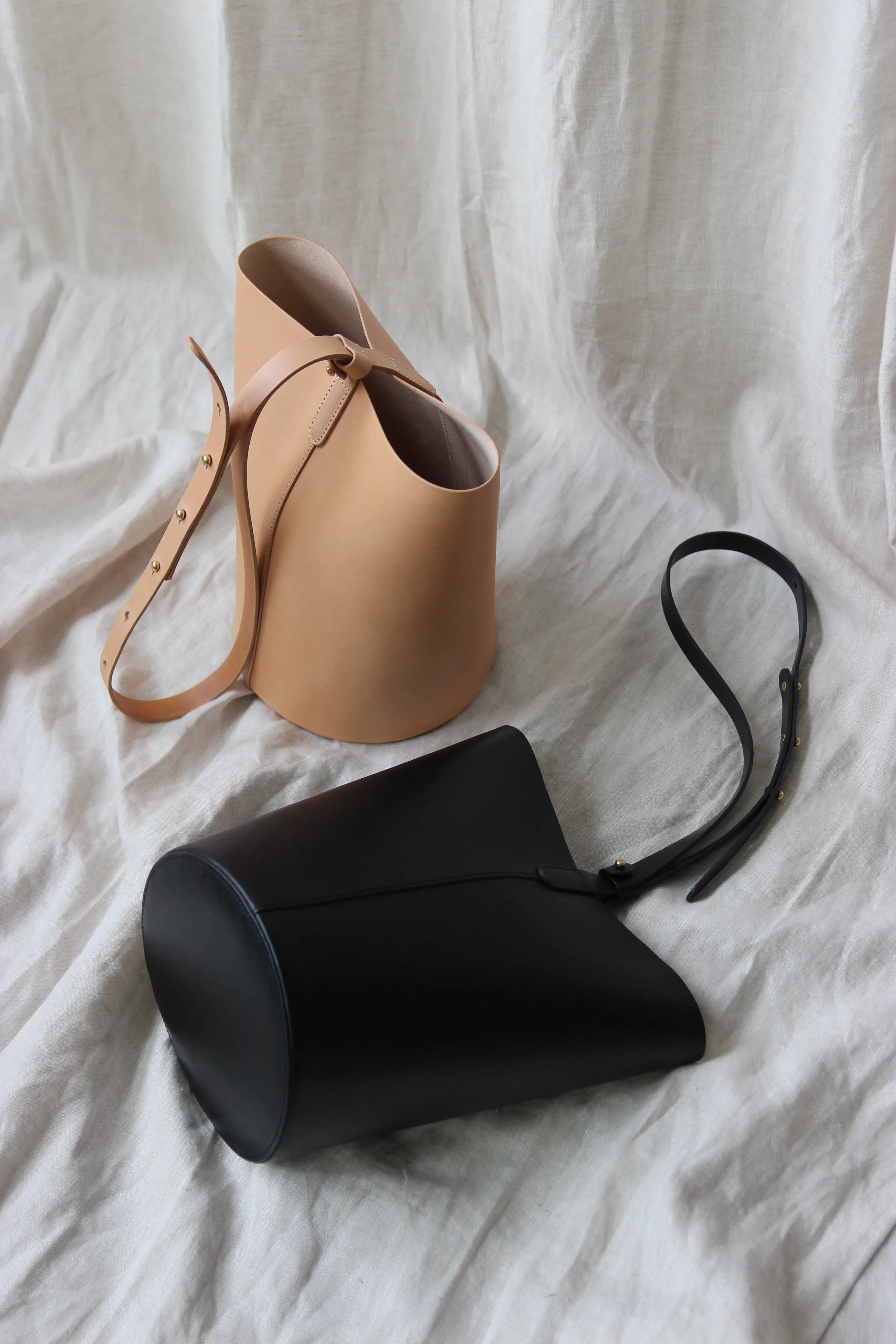 Round leather bucket bag natural